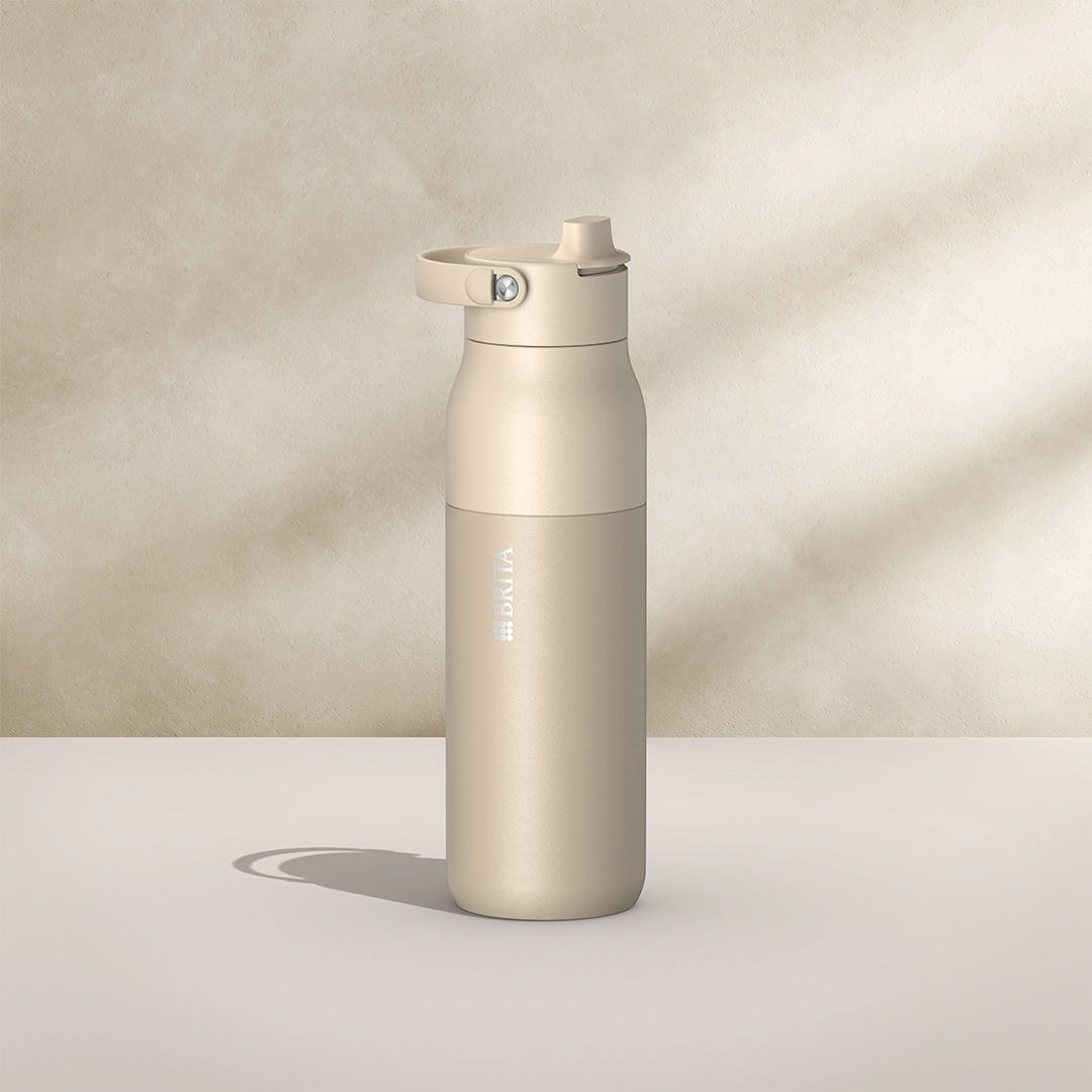 BRITA LARQ Essential Fles, 1000 ml, in beige op een beige achtergrond.