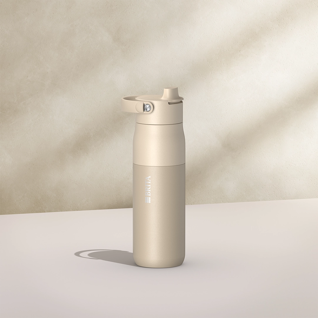 BRITA LARQ Essential Fles, 680 ml, in beige op een beige achtergrond.