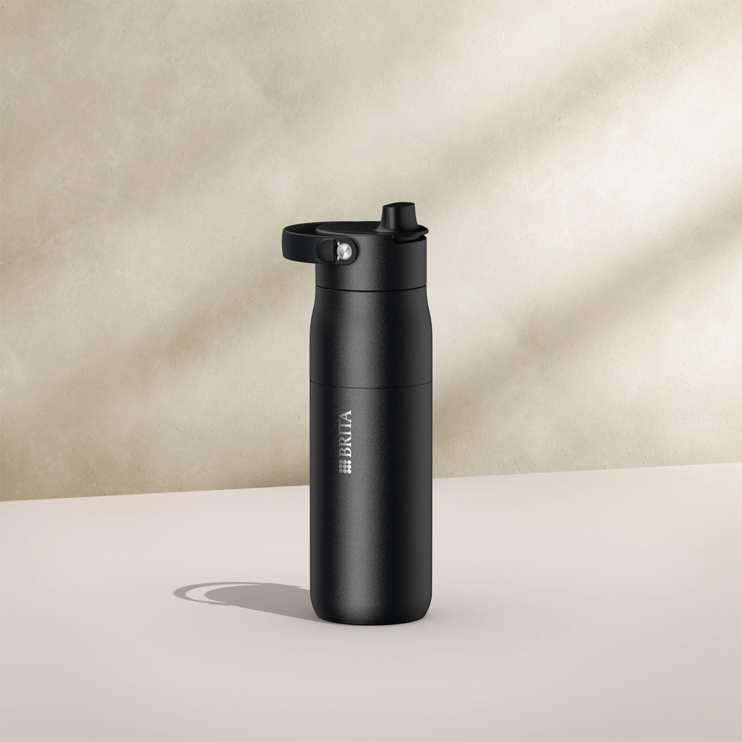 BRITA LARQ Essential Fles, 680 ml, in het zwart op een beige achtergrond.