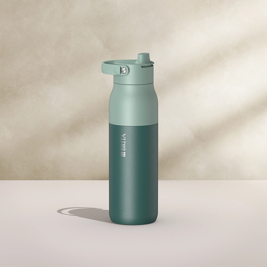 BRITA LARQ Essential Fles, 1000 ml, in groen op een beige achtergrond.