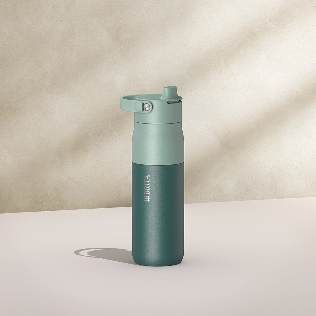 BRITA LARQ Essential Fles, 680 ml, in groen op een beige achtergrond.