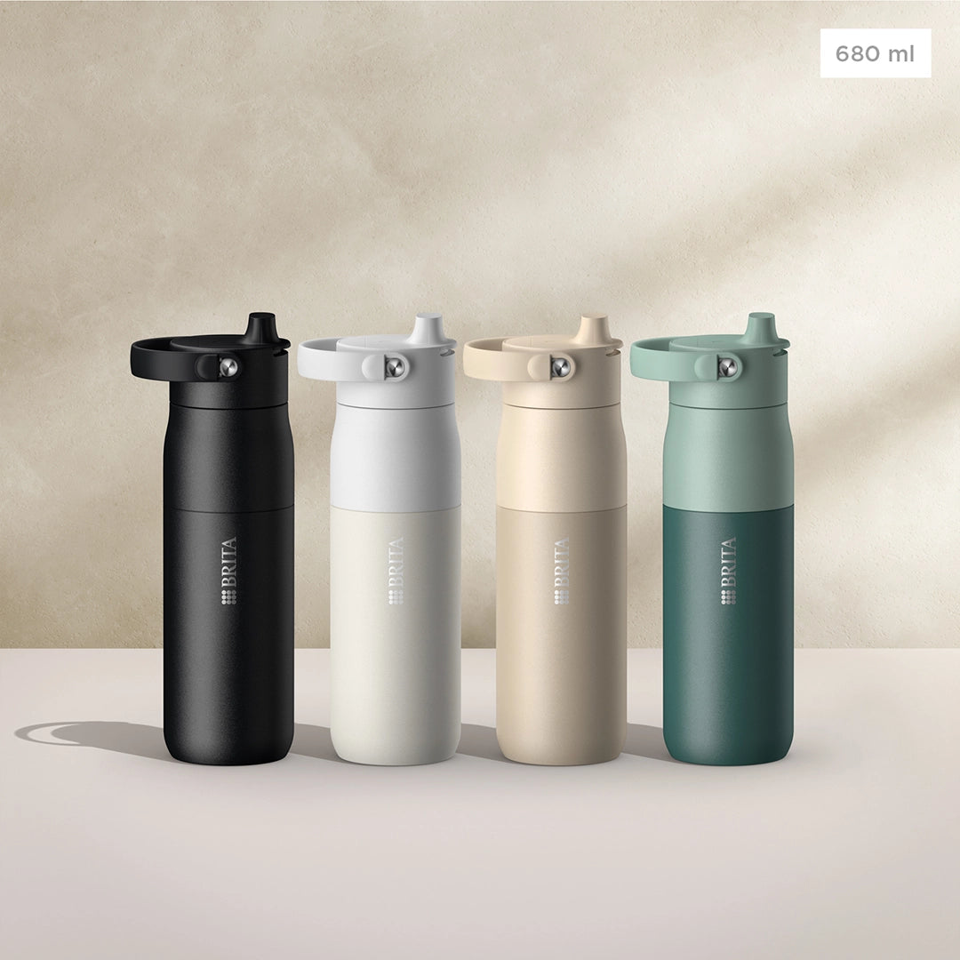BRITA LARQ Essential Flessen in zwart, wit, beige en groen, inhoud 680 ml, op een beige achtergrond.
