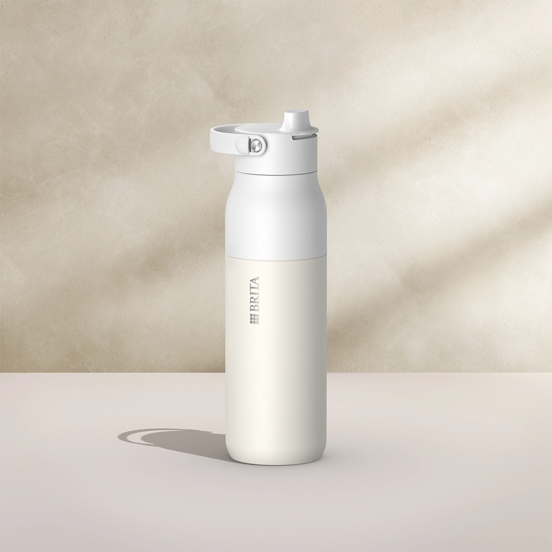 BRITA LARQ Essential Fles, 1000 ml, in het wit op een beige achtergrond.