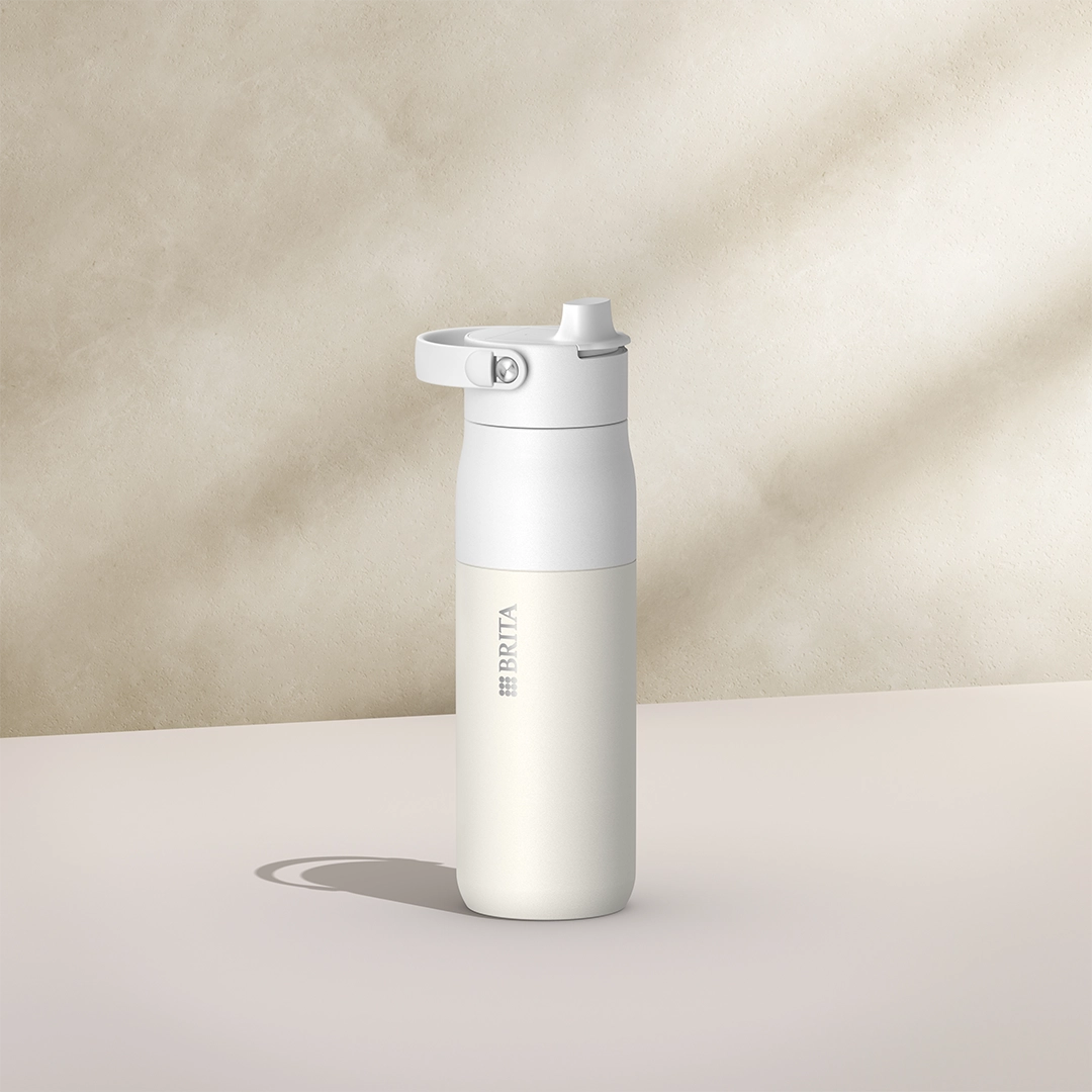 BRITA LARQ Essential Fles, 680 ml, in wit op een beige achtergrond.