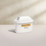Een BRITA MAXTRA PRO KALK EXPERT waterfilterpatronen op een beige achtergrond