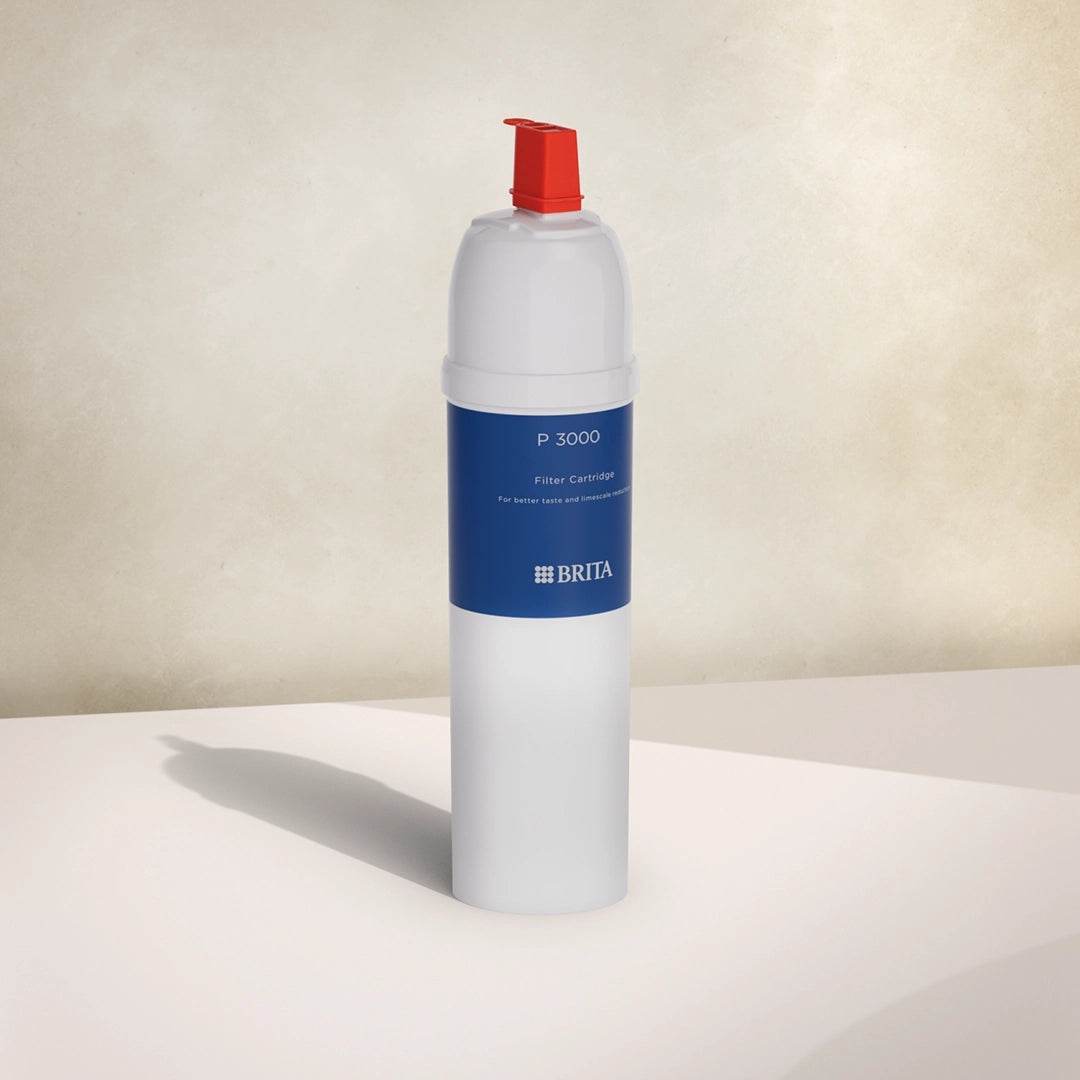 BRITA P 3000 water filter op een beige achtergrond