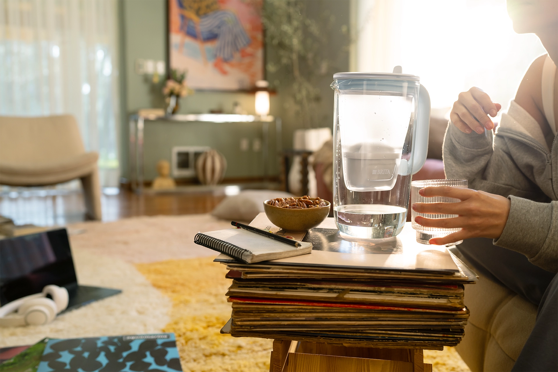 Video laden: A Video of the BRITA Glass Jug in a Lifestyle Setting