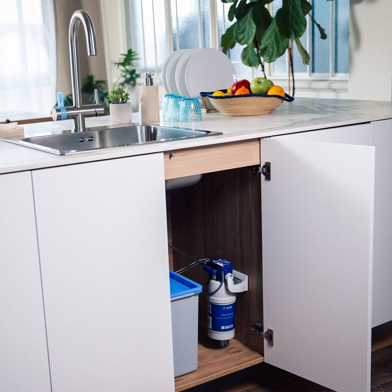 Moderne keuken met open kast en BRITA P 1000 water filter.