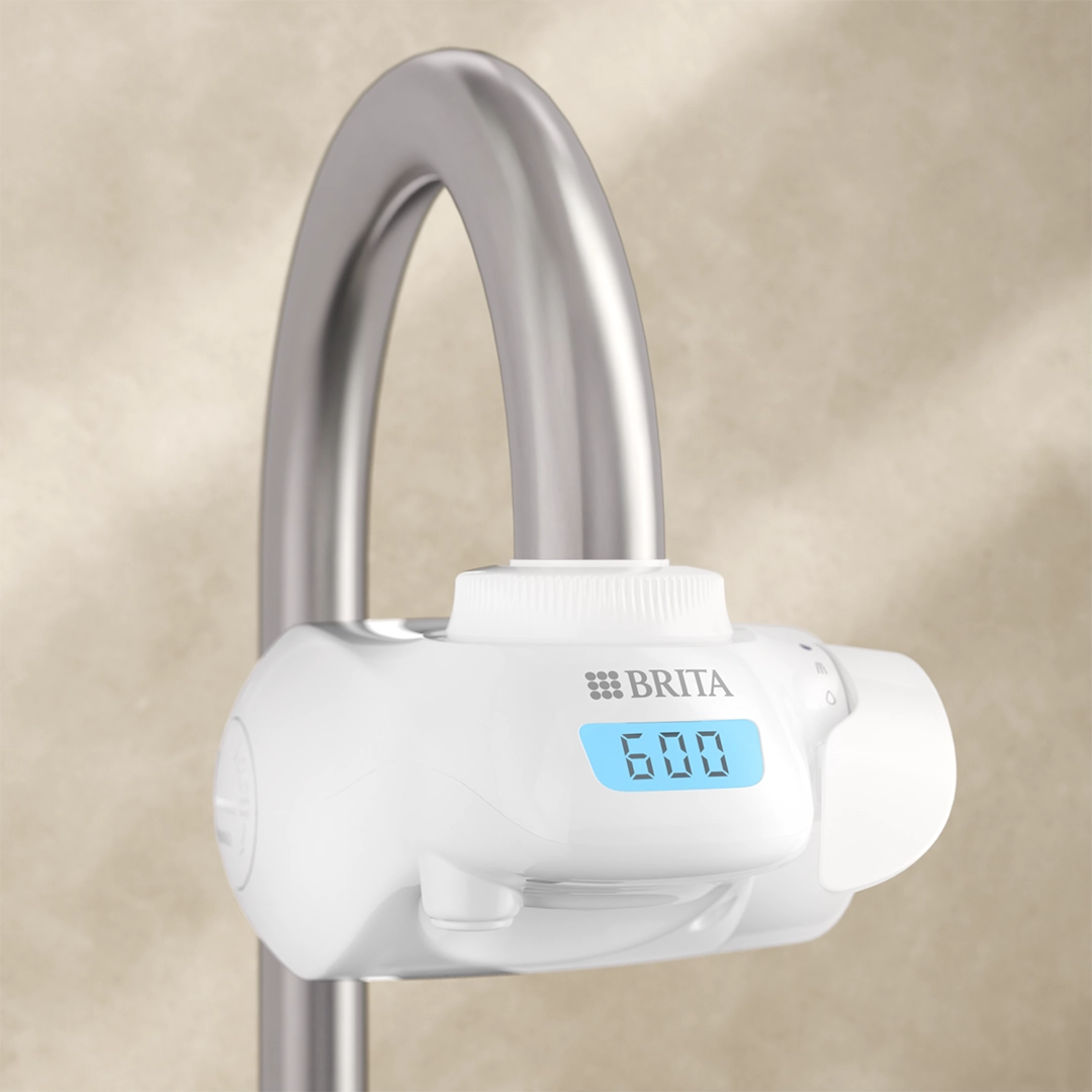 BRITA ON TAP Pro op een beige achtergrond